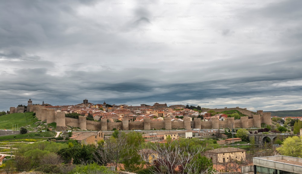 Paisaje urbano de la famosa ciudad medieval de Ávila en España rodeada por sus antiguas murallas en un día lluvioso.