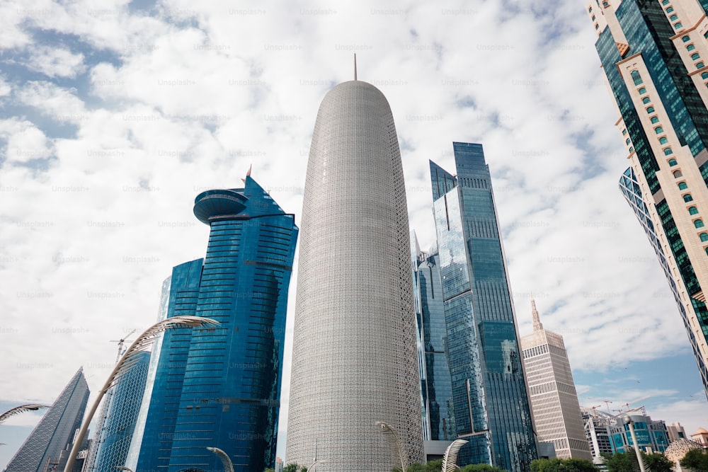 Un angolo basso dei grattacieli moderni a Doha, Qatar