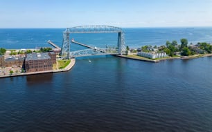 Eine Luftaufnahme einer atemberaubenden Zugbrücke in Duluth, Minnesota