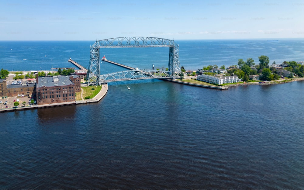 Una vista aérea de un impresionante puente levadizo en Duluth, Minnesota