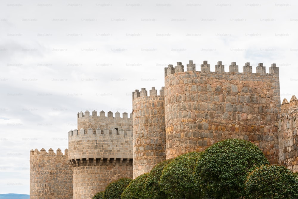 도시 외곽에서 스페인의 고대 아빌라 성벽의 세부 사항. 11세기에서 14세기 사이에 완공된 이 건물은 도시의 주요 역사적 특징입니다.