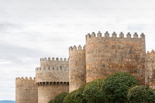Detalle de las antiguas Murallas de Ávila en España desde las afueras de la ciudad. Terminadas entre los siglos XI y XIV, son el principal elemento histórico de la ciudad.