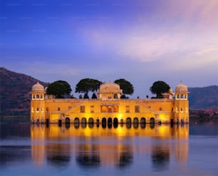 Punto di riferimento del Rajasthan - Palazzo dell'acqua di Jal Mahal sul lago Man Sagar la sera al crepuscolo. Jaipur, Rajasthan, India