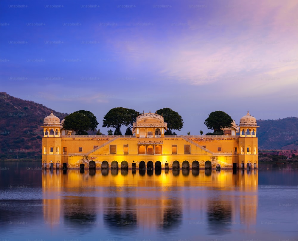 Punto de referencia de Rajastán: Palacio del Agua Jal Mahal en el lago Man Sagar por la noche en el crepúsculo. Jaipur, Rajastán, India