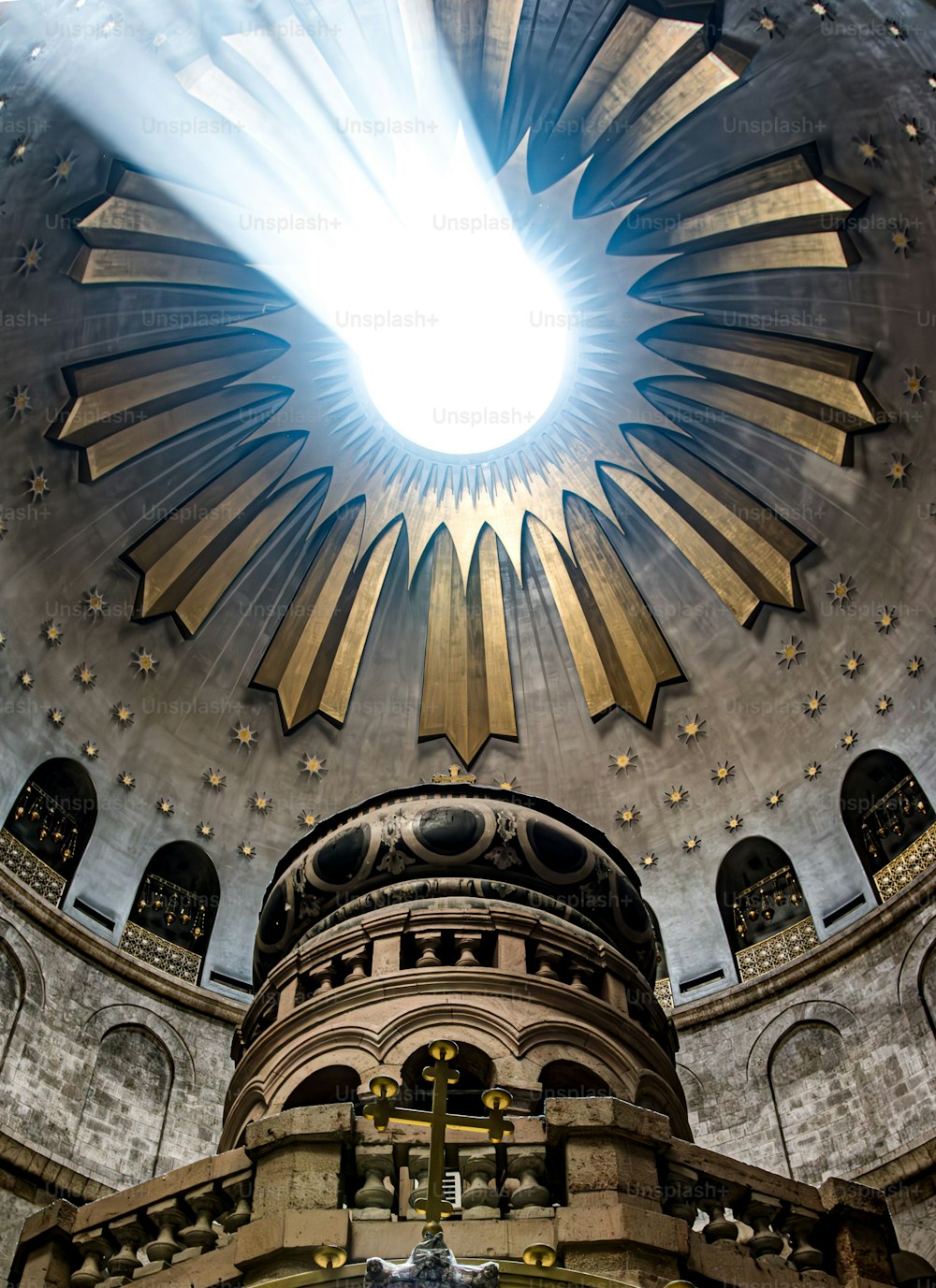 Una vista aérea de un edificio religioso con una estructura grande y ornamentada en el centro