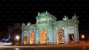 Vista nocturna de la Puerta de Alcalá en Madrid, decorada para Navidad.