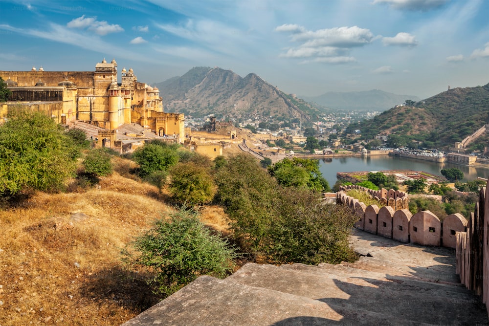 Berühmtes touristisches Wahrzeichen der indischen Reise - Blick auf das Fort Amer (Amber) und den Maota-See, Rajasthan, Indien