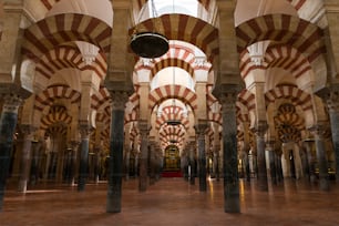 스페인 코르도바의 La Mezquita Catedral (모스크 대성당)의 기둥과 장식 된 이중 아치의 내부 모습.