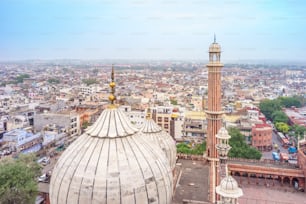 Paisagem urbana da vista antiga de Delhi do telhado de Jama Masjid