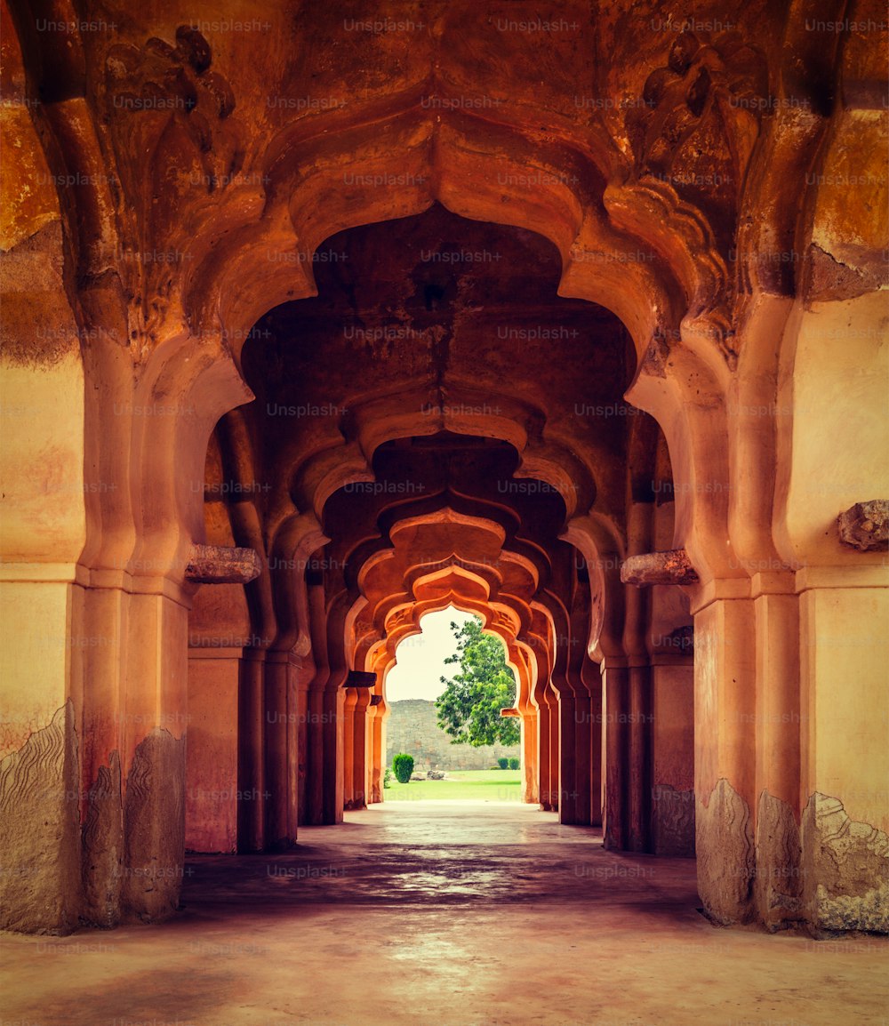 ビンテージレトロな効果は、ロータスマハルアーチのヒップスタースタイルの旅行画像をフィルタリングしました。ロイヤルセンター。インド カルナータカ州 ハンピ