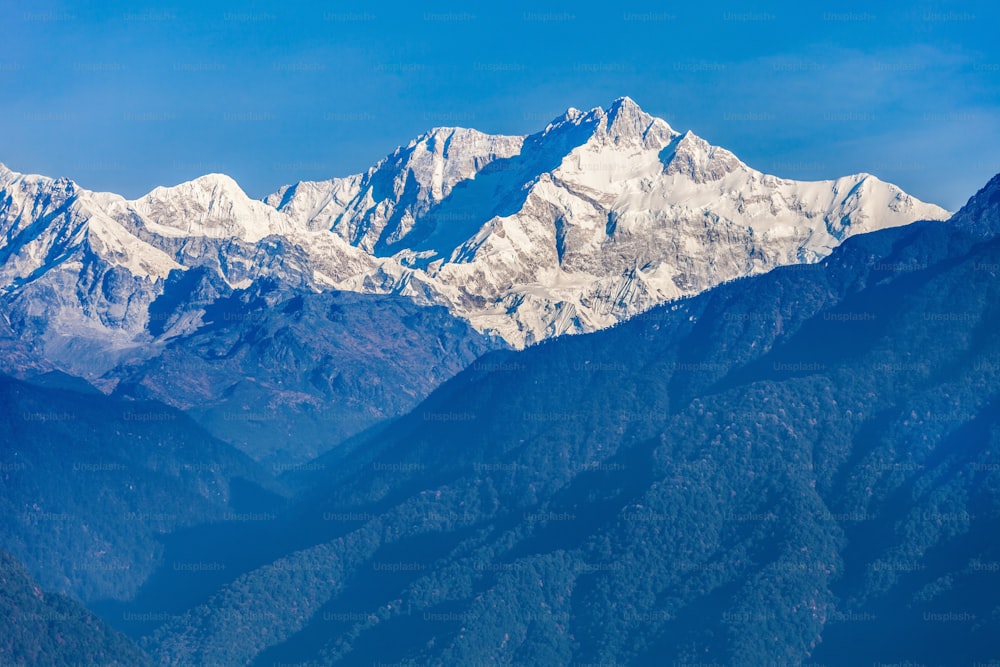 Vue rapprochée du Kangchenjunga depuis Pelling au Sikkim, en Inde. Le Kangchenjunga est la troisième plus haute montagne du monde.