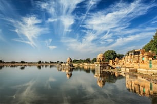 Punto di riferimento indiano Gadi Sagar - lago artificiale. Jaisalmer, Rajasthan, India