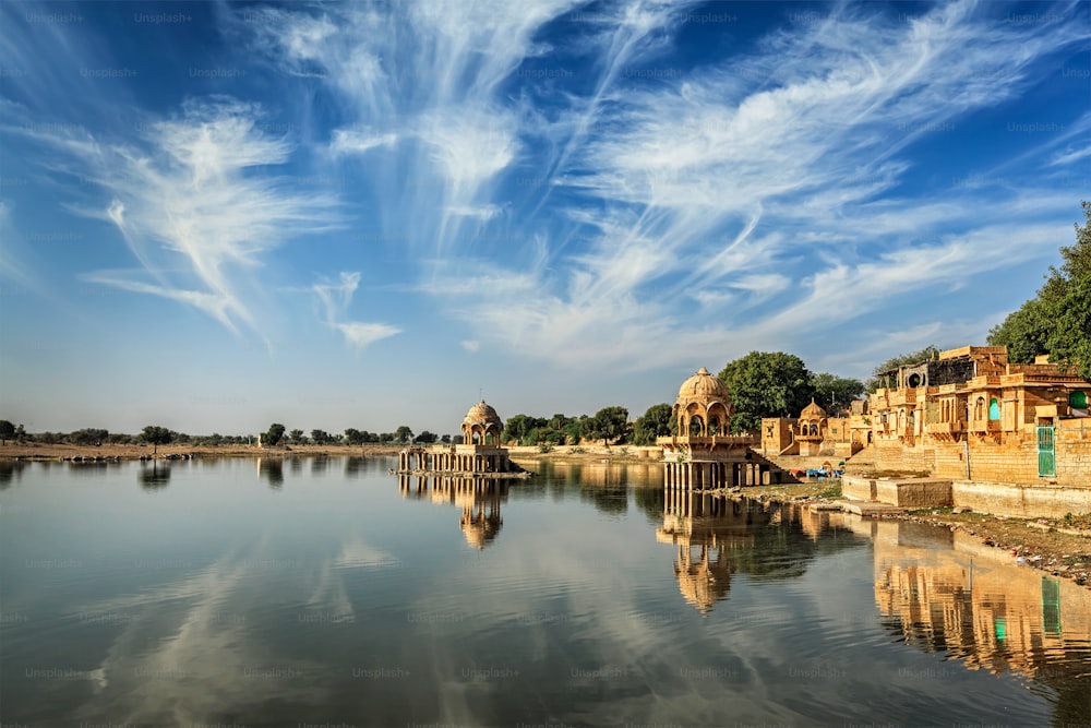 Punto de referencia indio Gadi Sagar - lago artificial. Jaisalmer, Rajastán, India