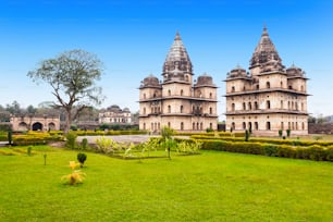 Los Chhatris o Cenotafios son estructuras en forma de cúpula construidas en el siglo XVII para un largo recuerdo sobre el rajá de la ciudad de Orchha.