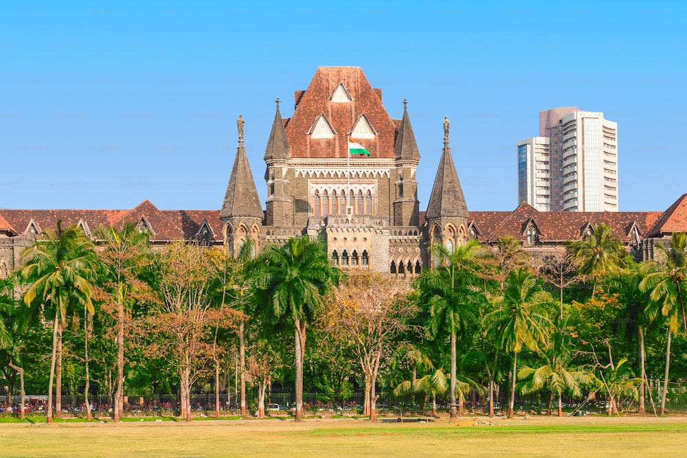 El Tribunal Superior de Bombay en Mumbai es uno de los tribunales superiores más antiguos de la India