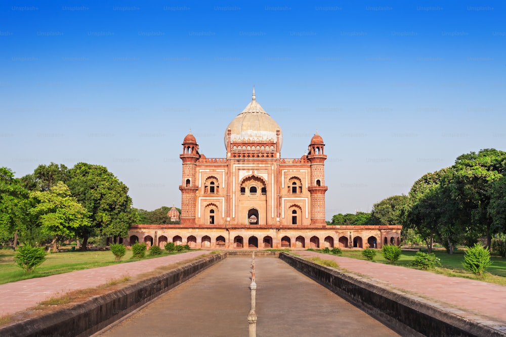 La tomba di Safdarjung è un mausoleo in arenaria e marmo a Nuova Delhi, in India