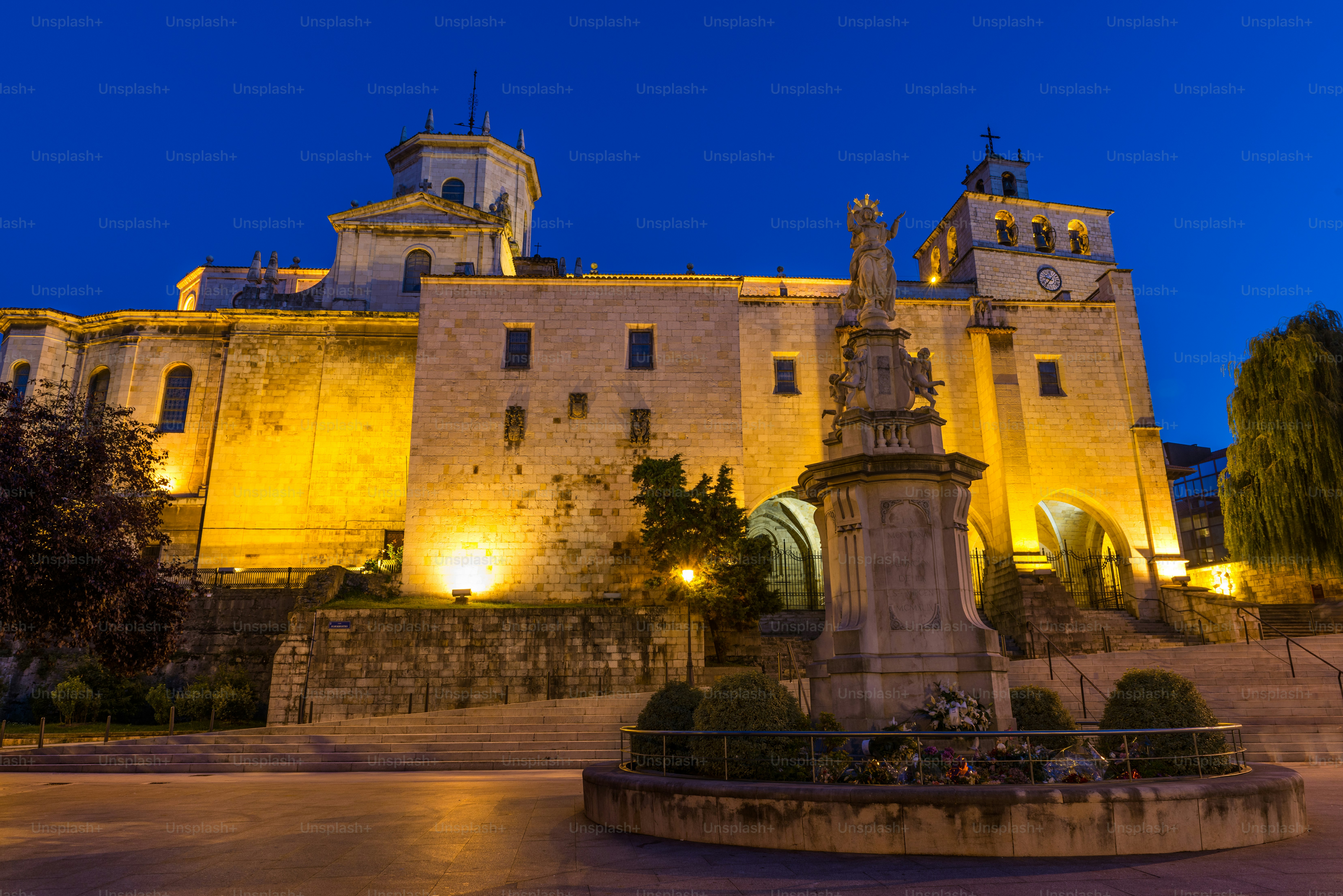 Vista nocturna de la Catedral Basílica de Santander (Catedral de Nuestra Señora de la Asunción), Cantabria, construida entre los siglos XII y XIV sobre una abadía.