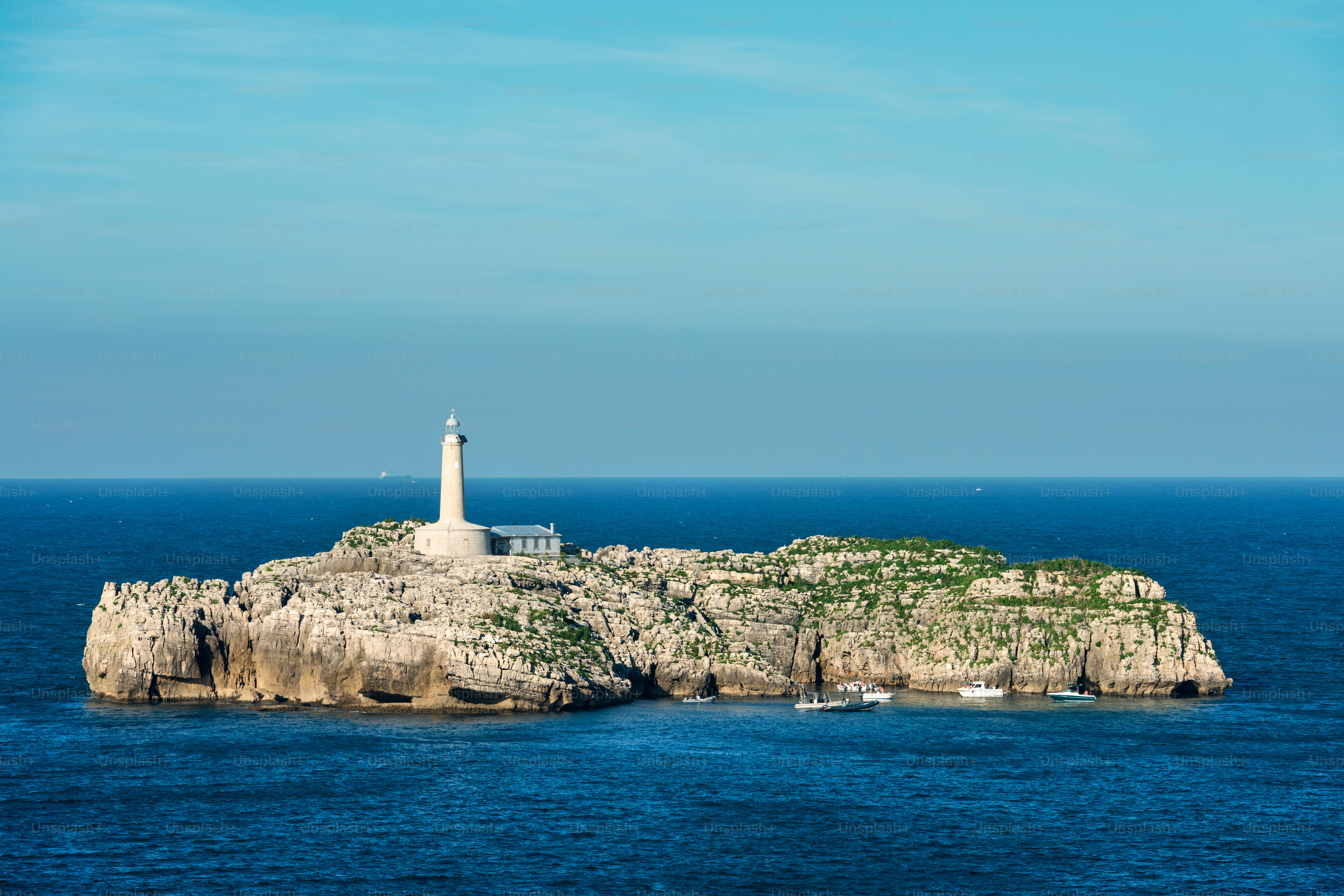 Faro e isola di Mouro all'ingresso della baia di Santander in Spagna, in una limpida giornata estiva.
