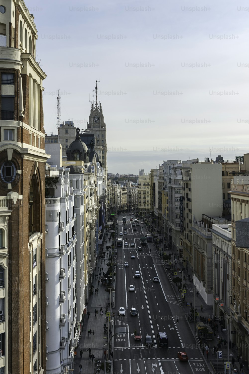 Luftaufnahme der Gran Vía und der Skyline von Madrid vom Callao-Platz aus an einem frühen Herbstmorgen, mit dem Telefónica-Gebäude und anderen Sehenswürdigkeiten im Hintergrund.