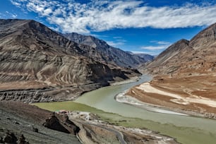 Confluenza dei fiumi Indo e Zanskar in Himalaya. Valle dell'Indo, Ladakh, India