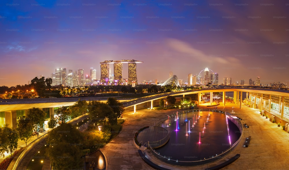 夕方の夕暮れに照らされたシンガポールのスカイラインのトレーセル背景パノラマ