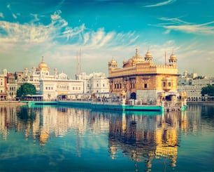 Immagine in stile hipster filtrato effetto retrò vintage del famoso punto di riferimento indiano toursit e luogo di pellegrinaggio sacro - Tempio d'oro gurdwara sikh (Harmandir Sahib). Amritsar, Punjab, India