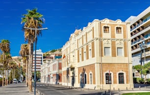 Altes Zollhaus am Hafen von Alicante in Spanien