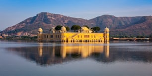 라자스탄 랜드마크의 파노라마 - 일몰에 Man Sagar 호수의 Jal Mahal(Water Palace).  자이푸르, 라자스탄, 인도