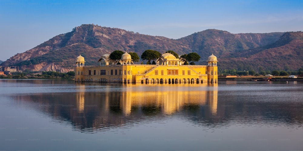 Panorama del punto di riferimento del Rajasthan - Jal Mahal (Palazzo dell'Acqua) sul lago Man Sagar al tramonto.  Jaipur, Rajasthan, India