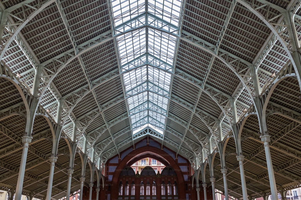 Detalle del techo del Mercado de Colón de Valencia, España, construido en 1914 en estilo modernista.