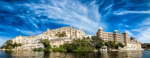 인도의 럭셔리 관광 개념 배경 - 피촐라 호수에서 우다이푸르 도시 궁전의 파노라마. 우다이푸르, 인도