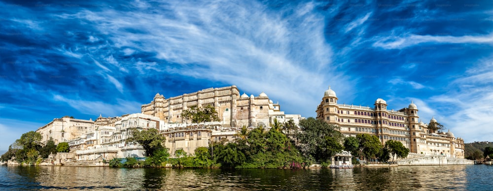 Fond de concept de tourisme de luxe en Inde - panorama du palais de la ville d’Udaipur depuis le lac Pichola. Udaipur, Inde