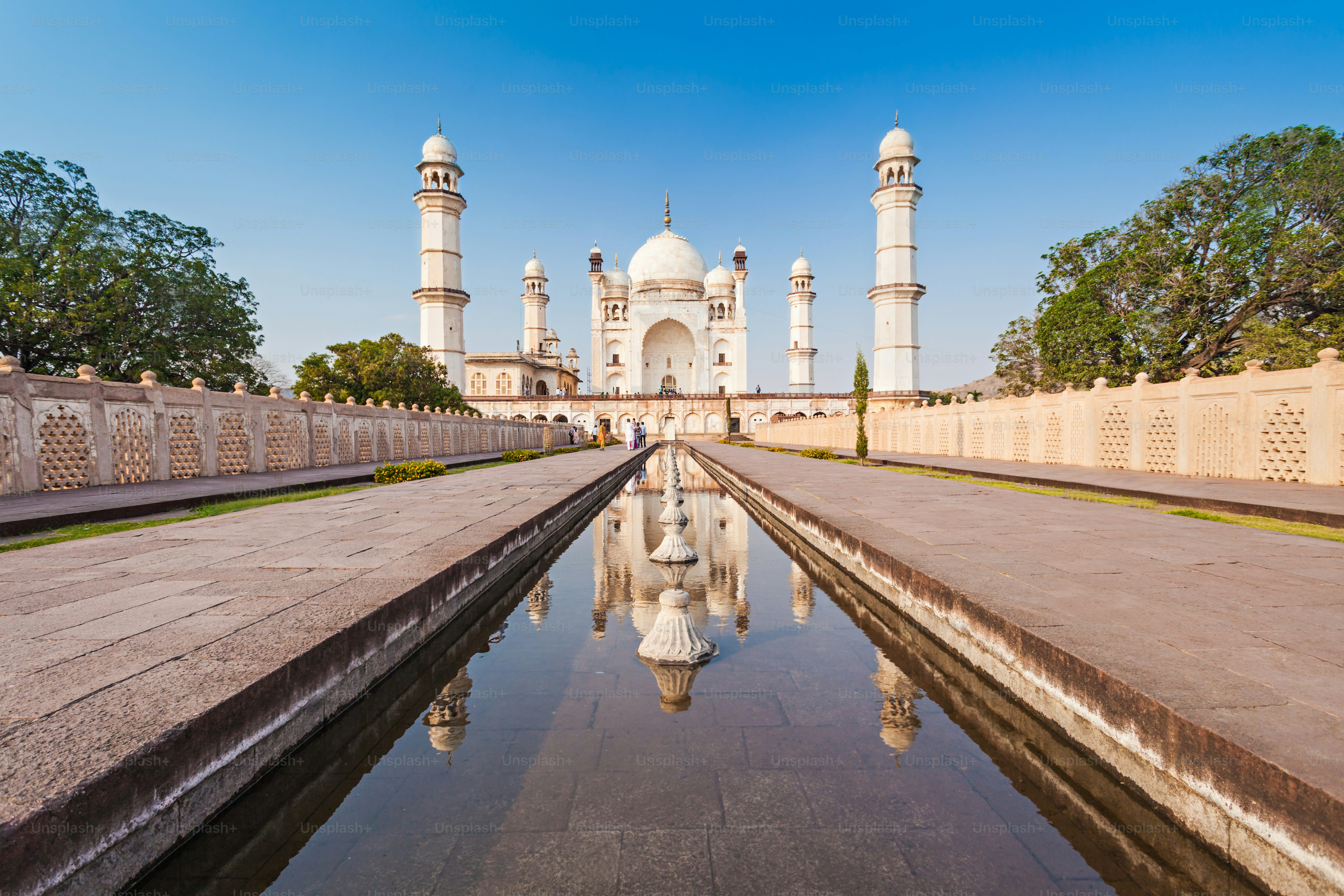 Bibi-qa-Maqbara is widely known as the poor mans Taj in Aurangabad, India