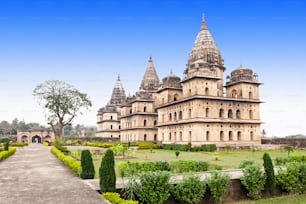 Los Chhatris o Cenotafios son estructuras en forma de cúpula construidas en el siglo XVII para un largo recuerdo sobre el rajá de la ciudad de Orchha.