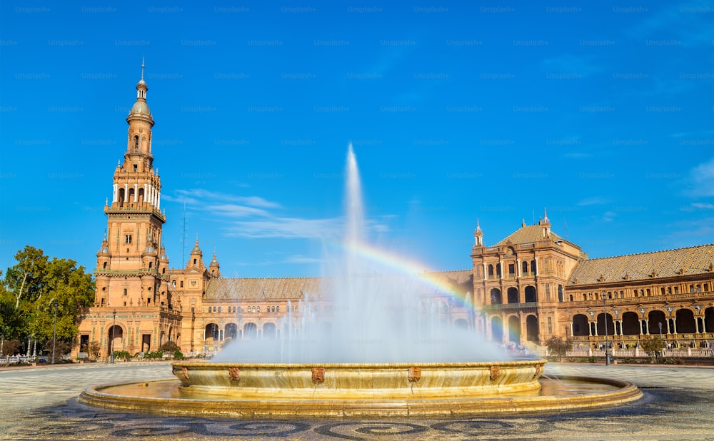 Arco-íris na fonte na Plaza de España - Sevilha, Andaluzia , Espanha