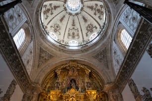세고비아 대성당에 있는 산티시모 새크라멘토 예배당의 광각 내부 전망은 도시의 주요 광장인 마요르 광장에 위치하고 있으며 성모 마리아에게 헌정되었습니다. 1525년에서 1577년 사이에 후기 고딕 양식으로 지어졌으며 1630년경에 지어진 돔을 제외하고.