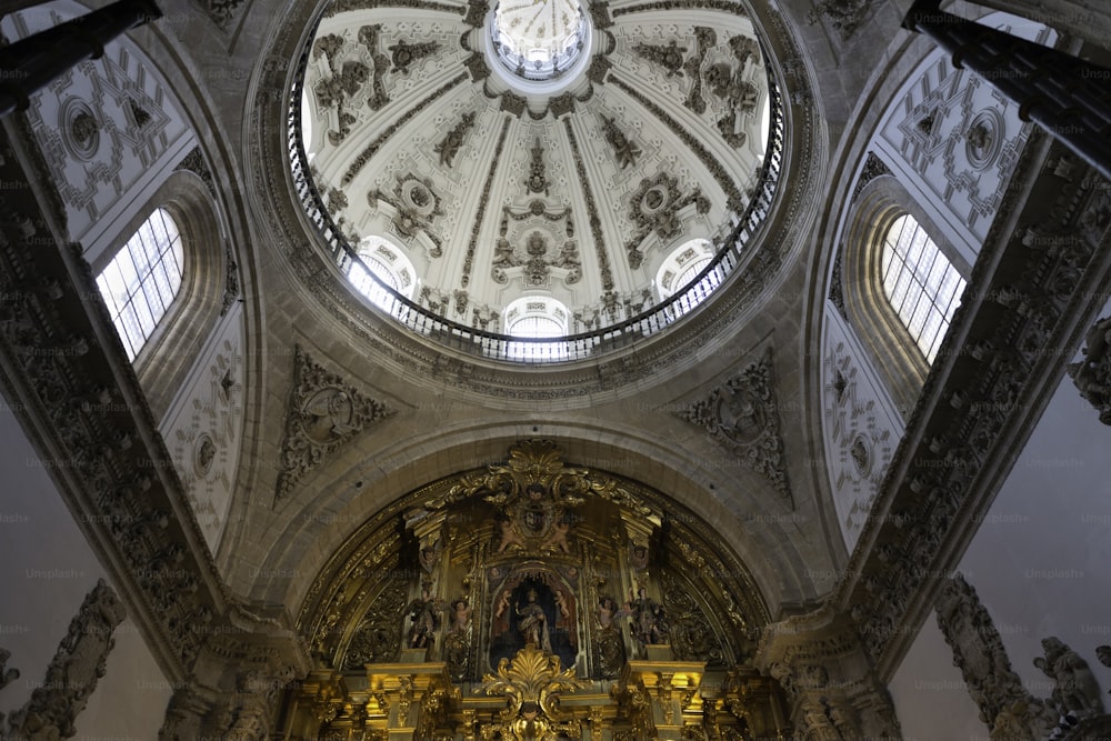 세고비아 대성당에 있는 산티시모 새크라멘토 예배당의 광각 내부 전망은 도시의 주요 광장인 마요르 광장에 위치하고 있으며 성모 마리아에게 헌정되었습니다. 1525년에서 1577년 사이에 후기 고딕 양식으로 지어졌으며 1630년경에 지어진 돔을 제외하고.