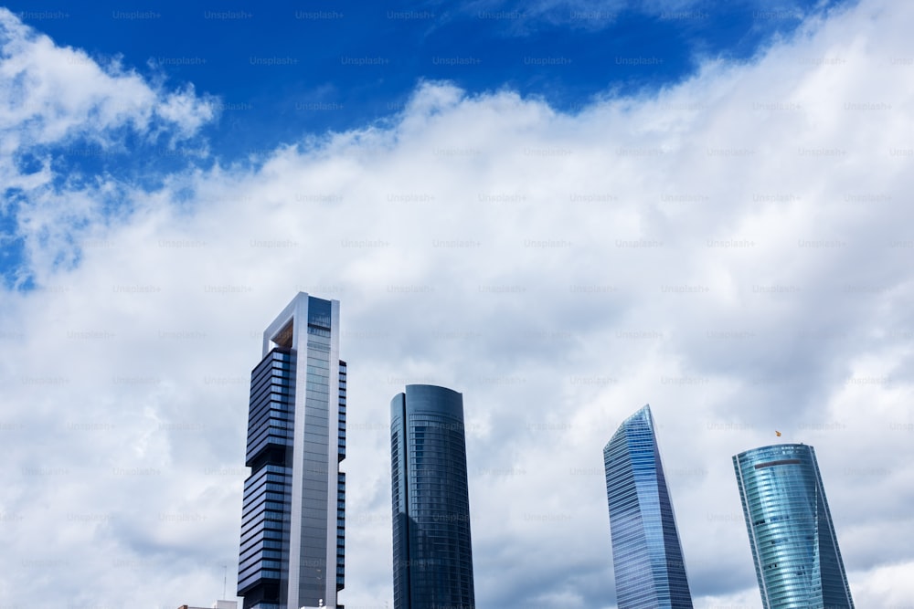 흐린 푸른 하늘을 배경으로 마드리드의 CTBA(Cuatro Torres Business Area)에 있는 현대적인 고층 빌딩.