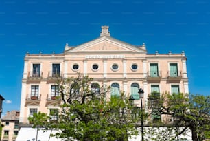 Teatro Juan Bravo auf der Plaza Mayor (Hauptplatz) von Segovia, Spanien. Das 1918 eingeweihte öffentliche Gebäude ist bis heute das wichtigste Theater der Stadt.