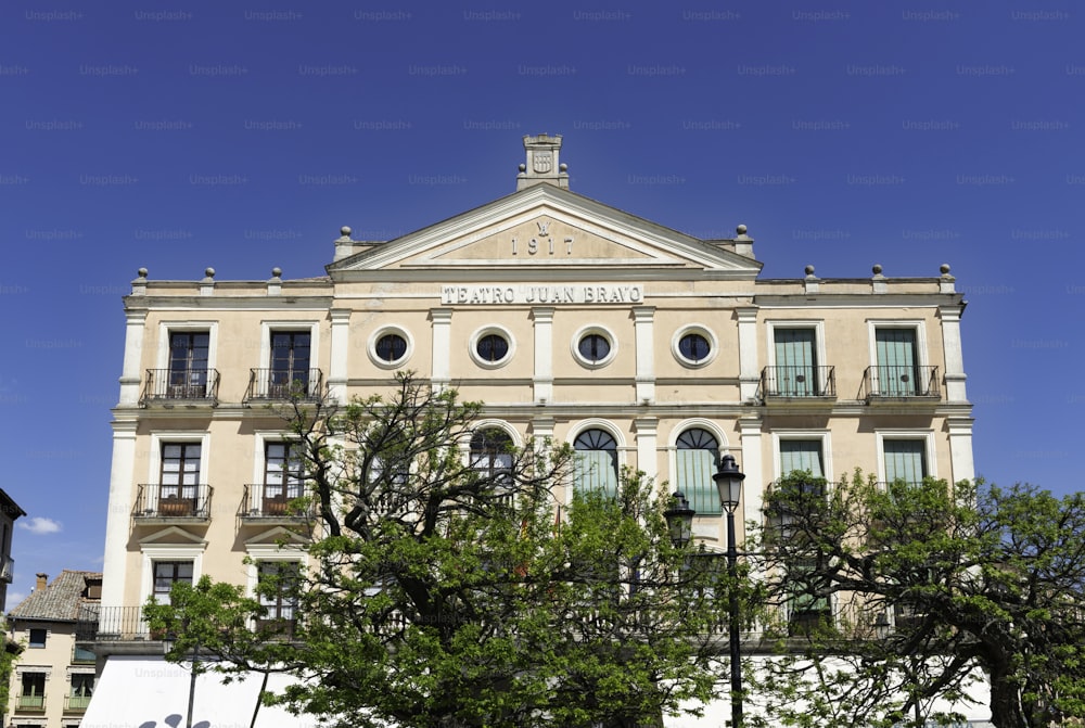 Théâtre Juan Bravo sur la Plaza Mayor de Ségovie, Espagne. Inauguré en 1918, ce bâtiment public est encore aujourd’hui le principal théâtre de la ville.
