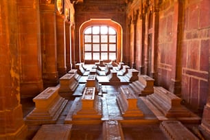 ファテープルシークリーのジャマーマスジッドの大理石の墓地は、イスラム教の聖なる人々に覚えています