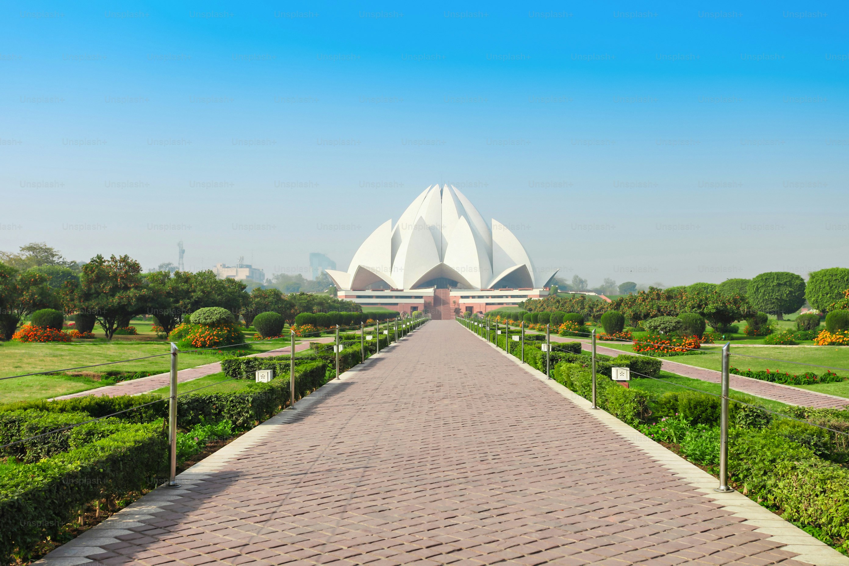 El Templo del Loto, ubicado en Nueva Delhi, India, es una Casa de Adoración Bahai