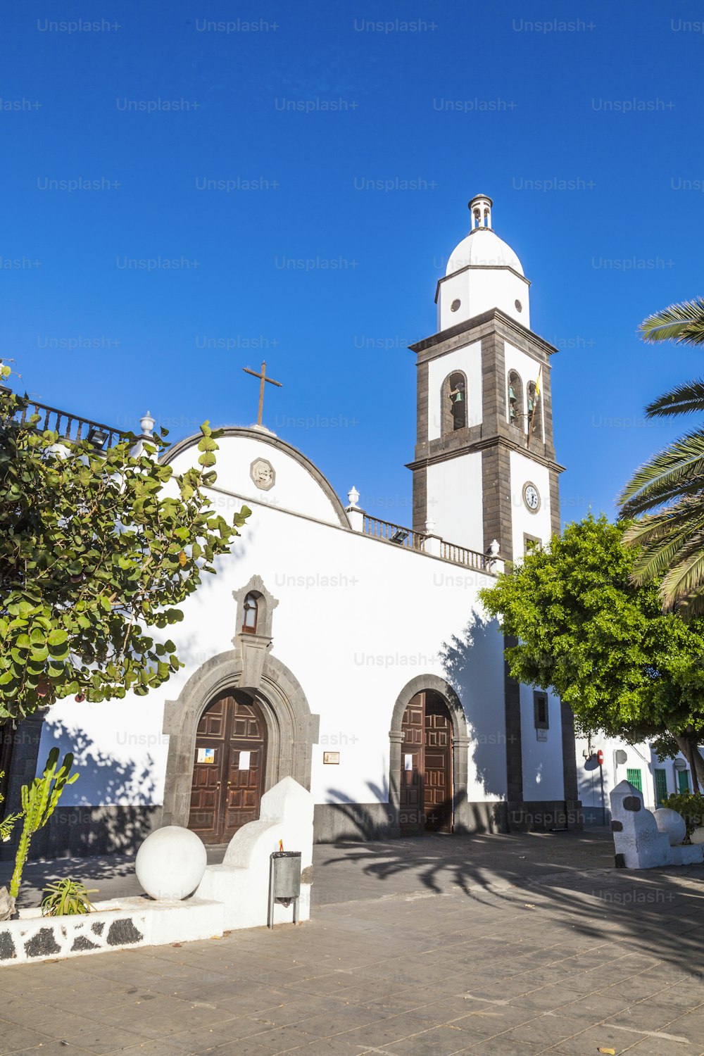 Die schöne Kirche San Gines in Arrecife mit ihrer weiß getünchten Fassade und dem attraktiven Glockenturm
