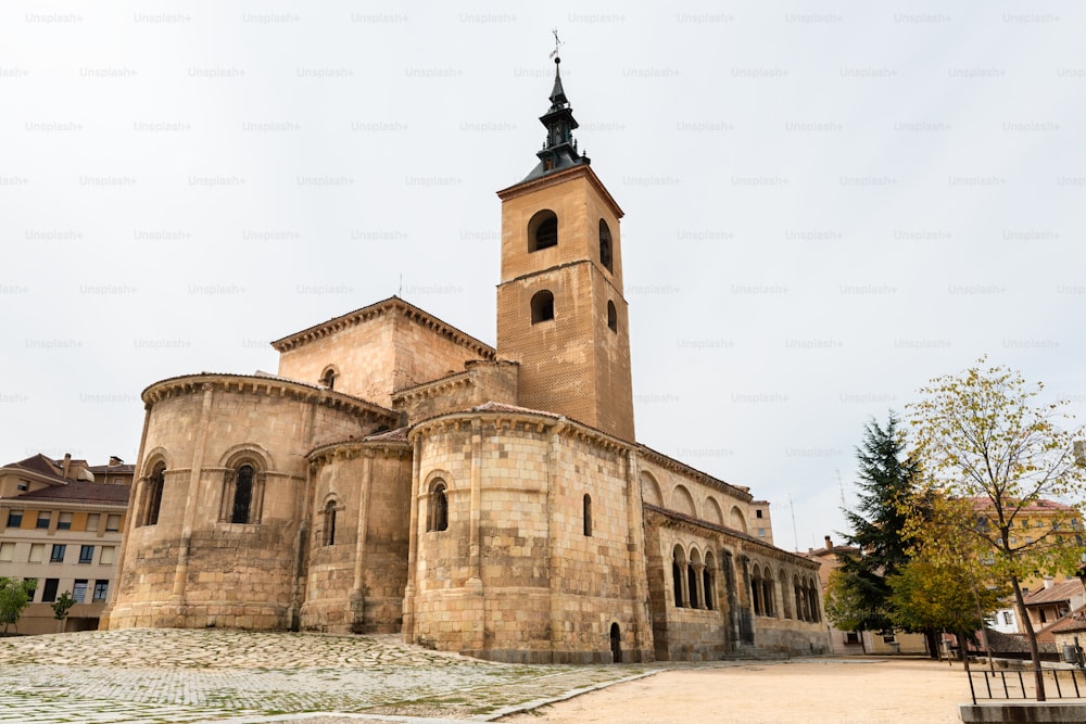스페인 세고비아에 있는 작은 중세 교회의 측면도, 성벽 안에 XII 세기에 세워진 가톨릭 사원. mudejar 스타일의 타워는 XI 세기에 지어졌습니다.