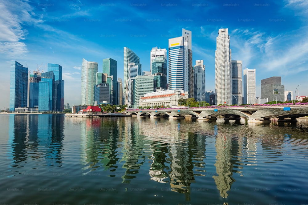 Distrito empresarial de Singapura, arranha-céus e Marina Bay durante o dia