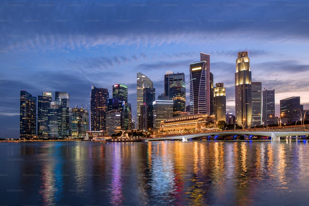 Skyline colorido do distrito de negócios de Cingapura após o pôr do sol em Marina Bay.