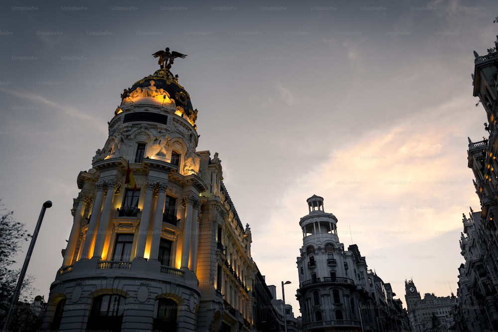 Vue nocturne des rues Alcala et Gran Vía de Madrid. Plusieurs points de repère comme le bâtiment Metropolis ou le bâtiment Telefónica sont à reconnaître.