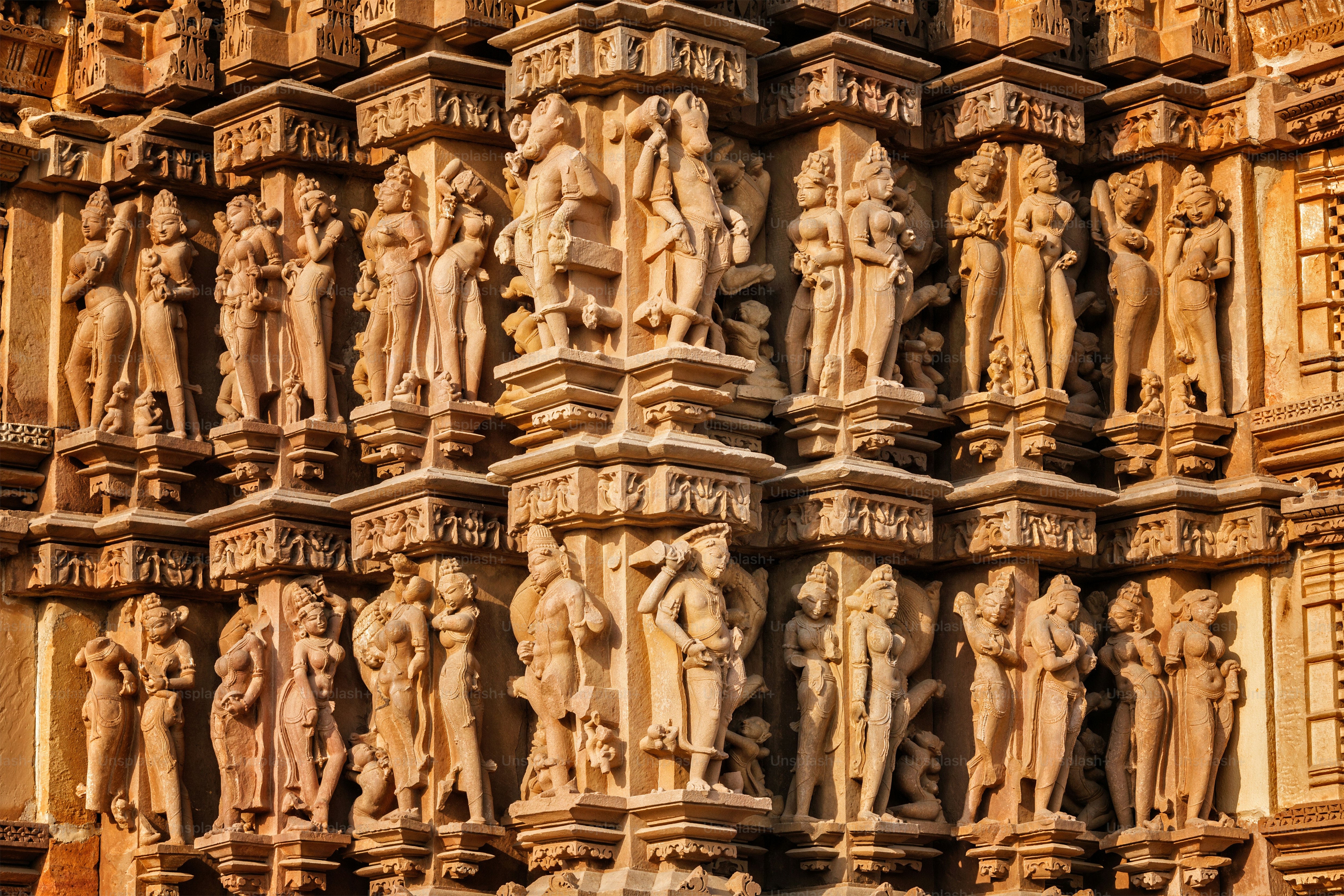 ヴァマン寺院の石彫りの浅浮き彫りの彫刻、有名なインドの観光地カジュラホ、マディヤプラデーシュ州、インド