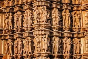 Sculptures en bas-relief de sculpture sur pierre sur le temple de Vaman, célèbre site touristique indien Khajuraho, Madhya Pradesh, Inde