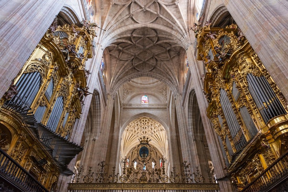 Innenansicht der Kathedrale von Segovia, die sich auf dem Hauptplatz der Stadt, der Plaza Mayor, befindet und der Jungfrau Maria gewidmet ist. Erbaut zwischen 1525 und 1577 im spätgotischen Stil, mit Ausnahme der Kuppel, die um 1630 erbaut wurde.